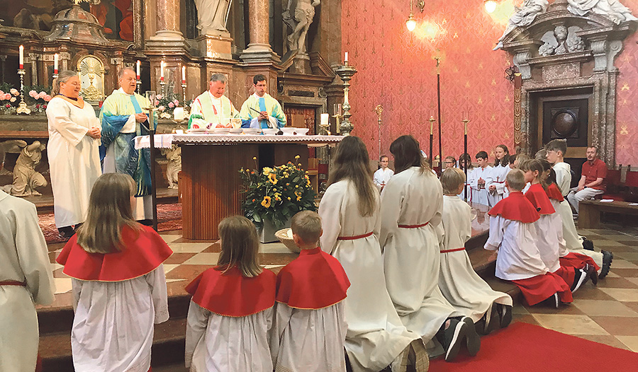 Michaela Druckenthaner (Kinderpastoral-Referentin), Propst Johannes Holzinger, Bischof Manfred Scheuer und Vitus Glira (Kinder- und Jugendseelsorger) feierten Gottesdienst mit 1.221 Minis.