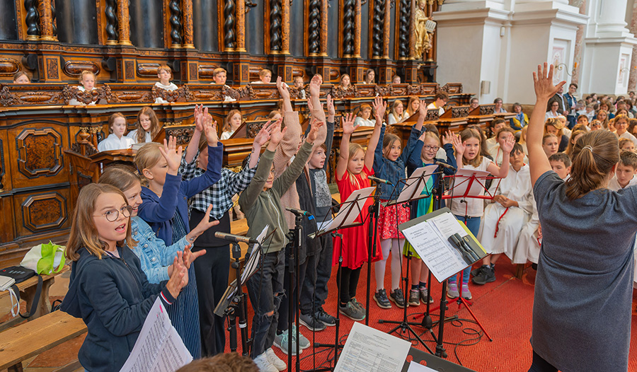 Kinderchor Dietach mit Leiterin Julia Kaineder