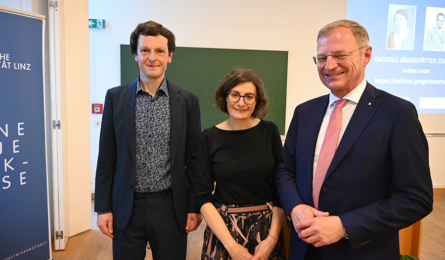 Die Wissenschaftler:innen mit LH Thomas Stelzer