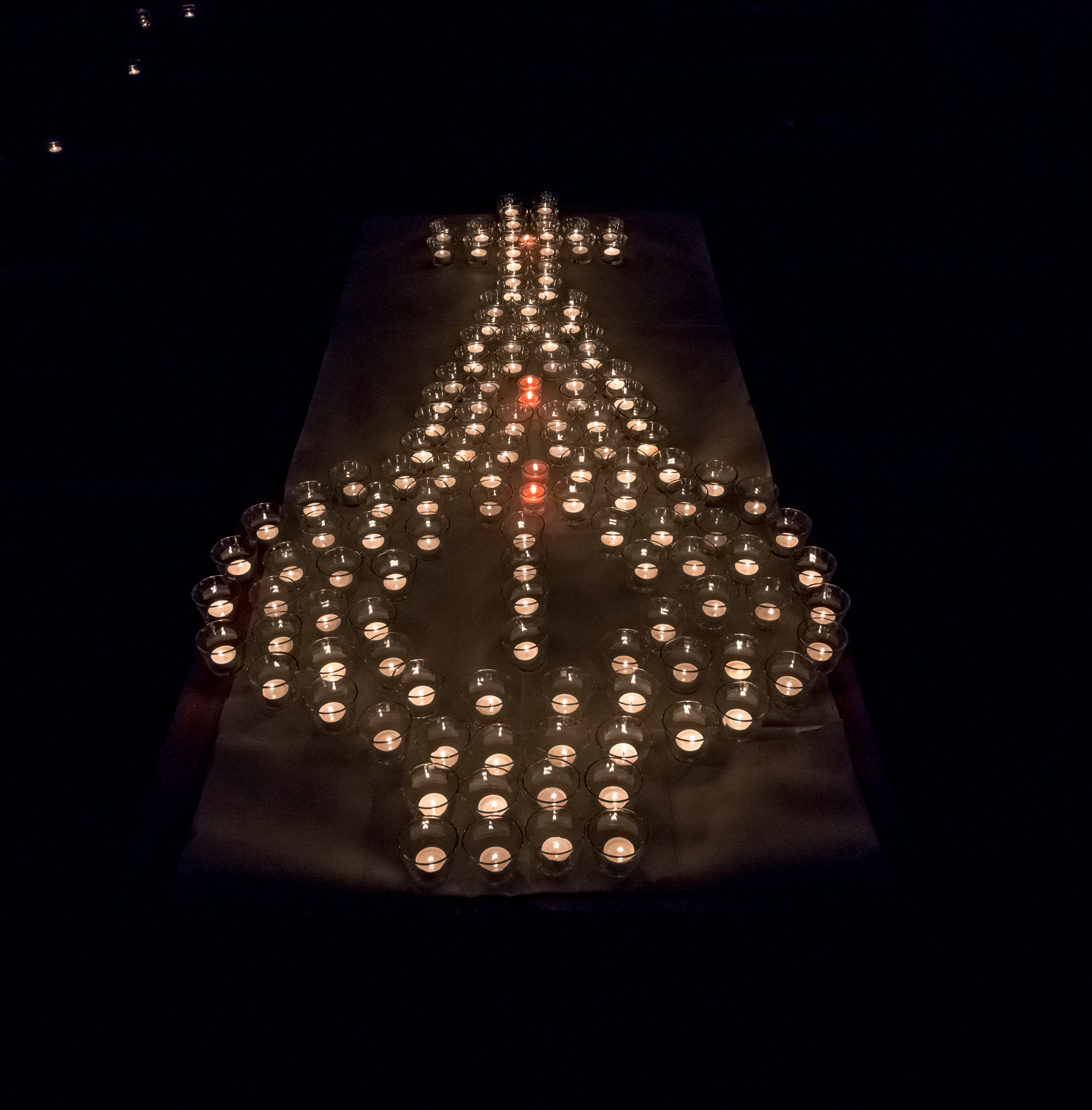 Nacht der 1000 Lichter in der Pfarre Kirchdorf/Krems- im Jubiläumsjahr 900 Jahre Kirchweihe.750 Besucher, 1900 Kerzen, 60 MitarbeiterInnen, 6 Personen im Kernteam um Pastoralassistentin Bernadette Hackl. Foto: Jack Haijes 