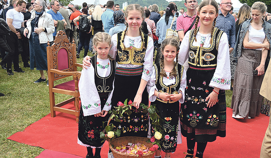 Mädchen in ihren farbenfrohen serbischen Trachten beim Gottesdienst in Mauthausen  