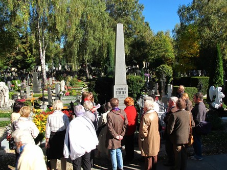 Am Barbarafriedhof können alte Grabstätten und zeitgenössische Kunst besichtigt werden.