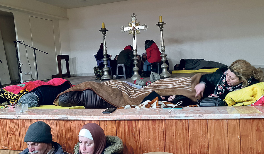 Der große Pfarrsaal der Franziskaner – selbst die Bühne – wird zur Schlafstätte.     